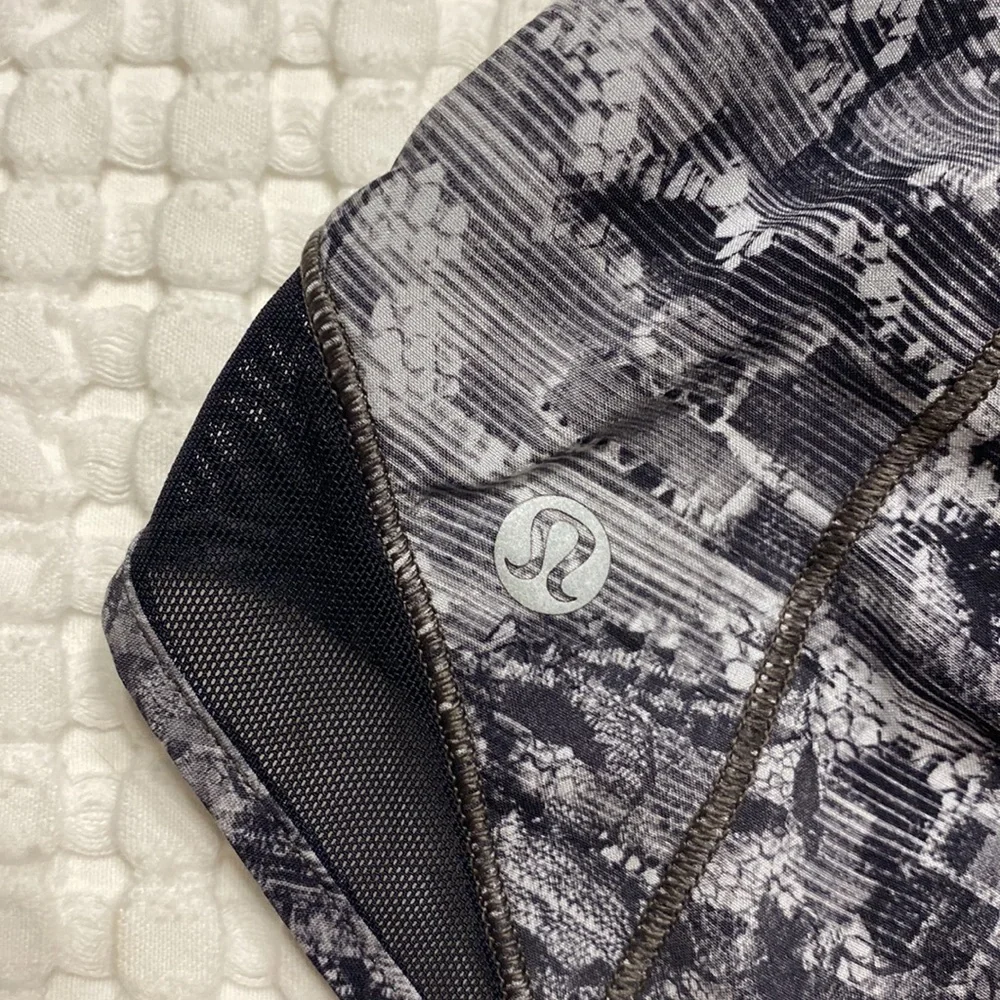 Lululemon Hotty Hot Short II *2.5" - Picture 3 of 4